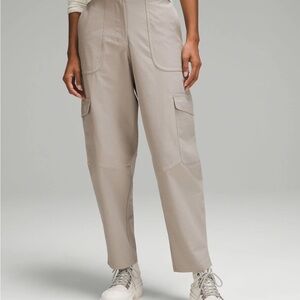 Lululemon | Cropped Khaki Pants